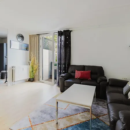 Urban Living 3 Minutes From S-train アルバーツラント